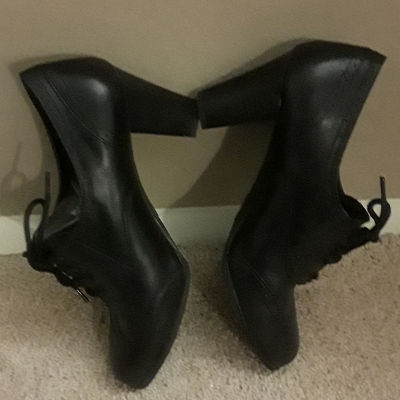 Etienne Aigner Black Leather, EUC, Sz 9.5 - Picture 2 of 8